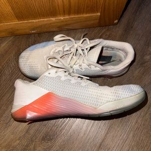 nike tennis shoes size 8.5 women’s